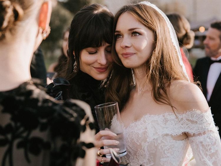 Potret Pernikahan Putri Antonio Banderas, Dakota Johnson Jadi Bridesmaid