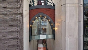 Tekstur kota yang kaya, perpaduan arsitektur lama dan baru, sudut-sudut unik, gang-gang sempit, dan kanal-kanal yang tak terlupakan memberikan inspirasi tak terbatas untuk intervensi-intervensinya yang jenaka. Foto: Frankey via 121clicks