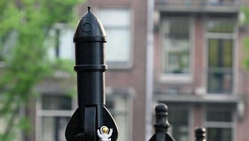 Setiap karya terasa seperti surat cinta untuk kota ini, ditulis dengan humor, alih-alih tinta. Foto: Frankey via 121clicks