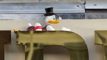 Ia memahami ritme Amsterdam lebih baik daripada kebanyakan orang. Dengan lebih dari 800 intervensi di seluruh kota, jejak Frankey ada di mana-mana. Foto: Frankey via 121clicks