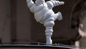 Ia bermain dengan lanskap, mengubah keunikan arsitektur menjadi peluang seni. Tiang yang bengkok menjadi sebuah pemandangan. Jembatan sempit menjadi panggung komedi. Tepian yang terlupakan menjadi latar untuk sebuah lelucon. Foto: Frankey via 121clicks