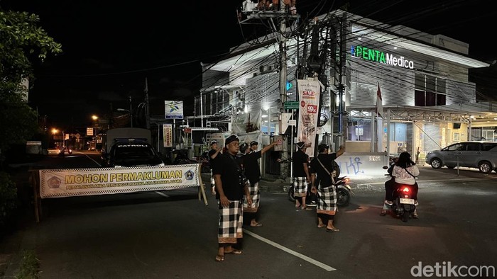 Suasana Jalan Gunung Soputan menjelang upacara adat di Setra Umadui, Denpasar, Jumat (14/11/2025). (Rizki Setyo Samudero)