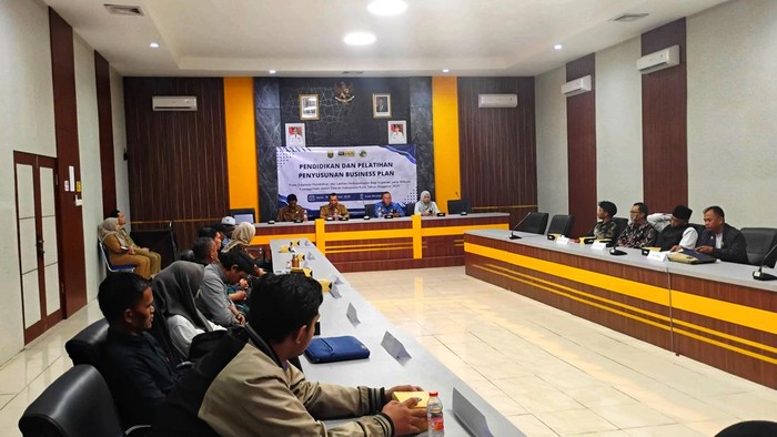 Suasana pelatihan penyusunan business plan yang digelar DKUKM Kabupaten Sukabumi untuk penguatan kapasitas UMKM dan koperasi