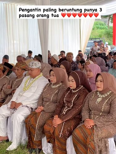 Suasana Pernikahan Dengan Tiga Mertua Pembawa acara membagikan suasana pernikahan di Garut, Jawa Barat. Warganet salfok dengan orang tua pengantin, postingan tersebut langsung viral di media sosial.