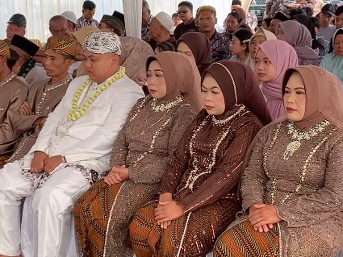 Pembawa acara membagikan suasana pernikahan di Garut, Jawa Barat. Warganet salfok dengan orang tua pengantin, postingan tersebut langsung viral di media sosial.