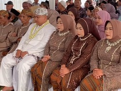 Viral Momen Langka Pengantin Punya 3 Pasang Ortu, Akur Duduk Bersama