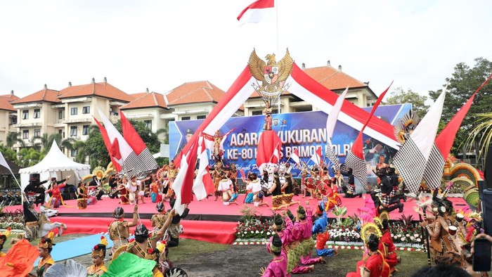 Suguhan tarial kolosal dalam syukuran HUT Korps Brimob ke80 di Mako Brimob Polda Bali, Jumat (14/11/2025). (Dok. Polda Bali)