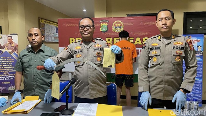 Tawuran terjadi antara geng Ceria dengan geng Curug Street di Jalan Ridwan Rais, Beji, Depok. Dua pelaku berinisial M (23) dan MH (18) ditangkap polisi. (Devi/detikcom).
