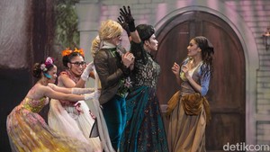 Cinderella yang ditindas keluarga tirinya berubah nasib berkat bantuan ibu peri, pergi ke pesta, membuat pangeran jatuh hati, lalu dikenali lewat sepatu kaca dan hidup bahagia bersamanya.