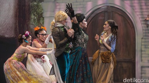 Penari balet berlatih menjelang pertunjukan Cinderella di Ciputra Artpreneur, Jakarta, Jumat (14/11/2025).