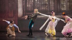 Terpukau Melihat Pertunjukan Balet Cinderella