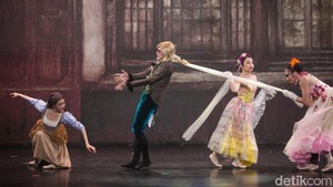 Pertunjukan balet Cinderella dikemas dengan cara yang segar dan menyenangkan agar bisa dinikmati oleh penonton dari berbagai usia.