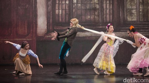 Penari balet berlatih menjelang pertunjukan Cinderella di Ciputra Artpreneur, Jakarta, Jumat (14/11/2025).