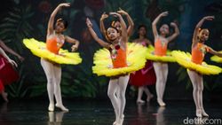 Terpukau Melihat Pertunjukan Balet Cinderella