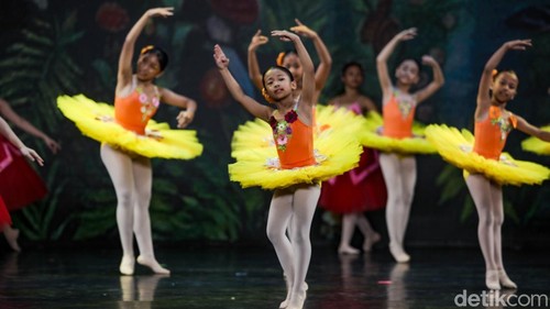 Penari balet berlatih menjelang pertunjukan Cinderella di Ciputra Artpreneur, Jakarta, Jumat (14/11/2025).