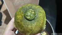 Varian matcha cocok bagi penggemar donat yang rasanya tidak begitu manis. Tektsur dan adonannya sama saja seperti donat mochi coklat sebelumnya. Foto: Detikcom / Atiqa Rana