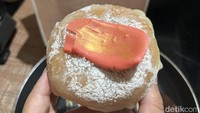 Kalau mau yang berbeda, bisa coba varian lychee. Dari penampilannya mochi donat ini terlihat menarik karena warnanya mirip seperti donat original tetapi ada tambahan coklat warna pink di atasnya. Foto: Detikcom / Atiqa Rana