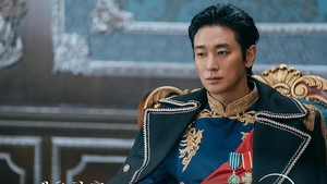 Ju Ji Hoon memerankan Kaisar Sovieshu, pemimpin dengan kekuatan tanpa batas. Sejak kecil dia udah bareng Navier dan berujung menikah, lalu cerai. (Foto: dok. Disney+)