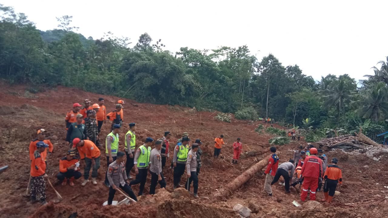 Tim gabungan melakukan operasi pencarian dan pencarian dalam bencana tanah longsor yang terjadi di Kecamatan Majenang, Kabupaten Cilacap, Jawa Tengah, Jumat (14/11). (Dok BNPB)