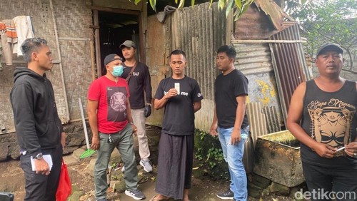 Tim gabungan saat sidak salah satu rumah warga di wilayah Kecicang Islam, Desa Bungaya Kangin, Karangasem, Jumat (14/11/2025). (I Wayan Selamat Juniasa)