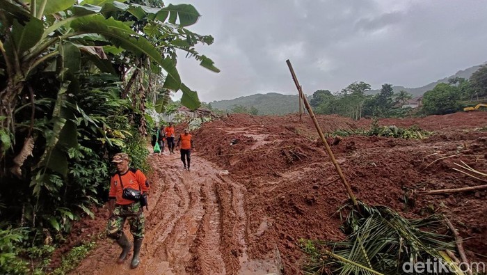 Tim SAR gabungan menghentikan operasi pencarian korban tertimbun longsor di Desa Cibeunying, Kecamatan Majenang, Kabupaten Cilacap, Jumat (14/11/2025).