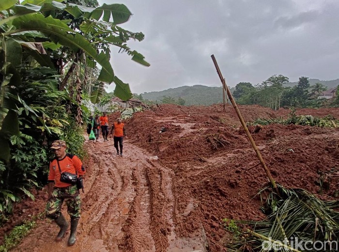 Tim SAR gabungan menghentikan operasi pencarian korban tertimbun longsor di Desa Cibeunying, Kecamatan Majenang, Kabupaten Cilacap, Jumat (14/11/2025).