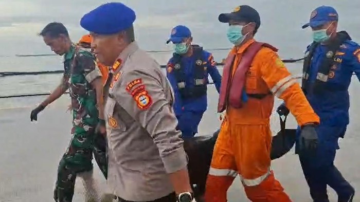 Tim SAR mengevakuasi mayat laki-laki tanpa identitas ditemukan terdampar di Pantai Pulau Lae-lae, Kota Makassar.