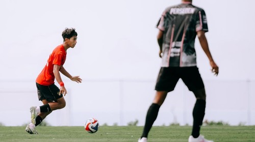 Gelandang Bali United, Made Tito Wiratama (kiri) saat melawan Perseden Denpasar dalam ujicoba di Bali United Training Center. /Dok. Bali United.