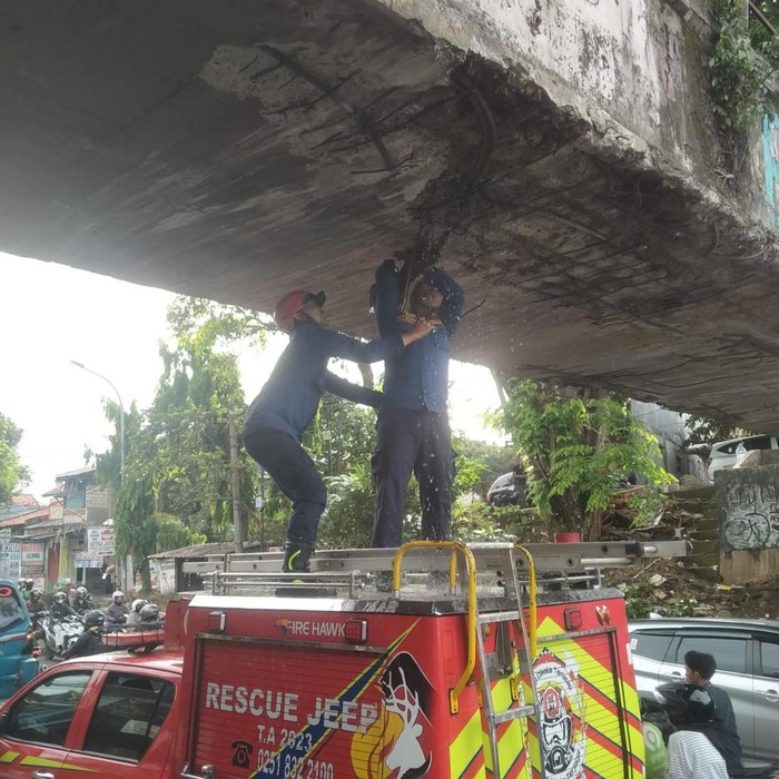 Jembatan Air di Kedunghalang Bogor Bocor Usai Truk Kontainer Nyangkut