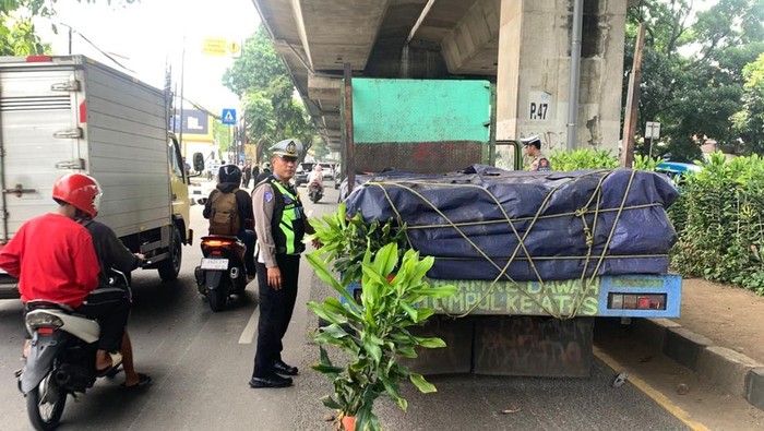 Truk patah as roda sempat bikin macet di Bogor (dok. Istimewa)