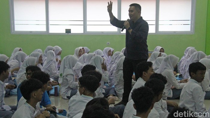 Pendiri dan Ketua HCC Dr. Ray Wagiu Basrowi menjelaskan pentingnya mengapresiasi teman sebagai upaya mencegah kekerasan di MAN 2 Jakarta, Jumat (14/11/2025).