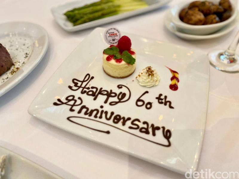 Usianya 60 Tahun, Resto Steak Amerika Ini Hadirkan Menu Spesial Khas New Orleans Menu spesial di Ruth's Chris Steak House yang merayakan enam dekade perjalanannya dengan menghadirkan 60th Anniversary Course Menu.