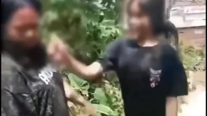 Viral video perundungan terhadap seorang siswi SMP oleh sekelompok remaja putri di Kota Malang,