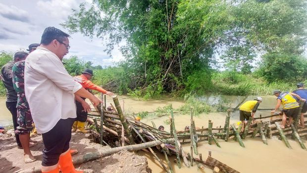Wabup Gresik dr Asluchul Alif mengecek banjir di Desa Glindah. Dia janjikan tanggul segera dibangun. Wabup Gresik dr Asluchul Alif mengecek banjir di Desa Glindah. Dia janjikan tanggul segera dibangun.