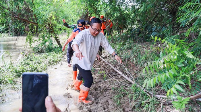 Wabup Gresik dr Asluchul Alif mengecek banjir di Desa Glindah. Dia janjikan tanggul segera dibangun.