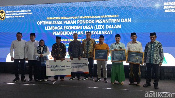 Wakil Menteri Koperasi dan UKM Farida Farichah saat kunjungan ke Lamongan