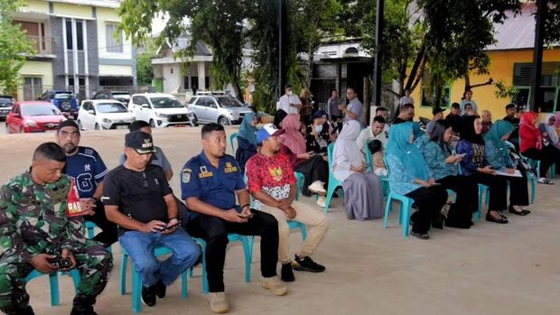 Warga Kelurahan Bende, Kota Kendari, praktik langsung ubah sampah organik jadi kompos. Dokumen Istimewa