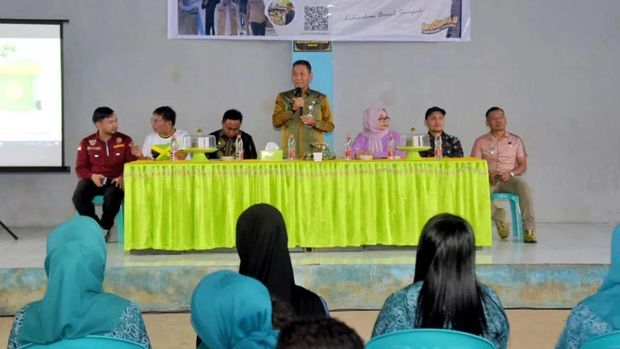 Warga Kelurahan Bende, Kota Kendari, praktik langsung ubah sampah organik jadi kompos. Dokumen Istimewa