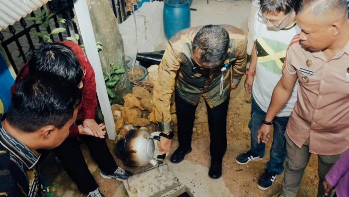 Warga Kelurahan Bende, Kota Kendari, praktik langsung ubah sampah organik jadi kompos. Dokumen Istimewa