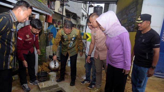 Warga Kelurahan Bende, Kota Kendari, praktik langsung ubah sampah organik jadi kompos. Dokumen Istimewa