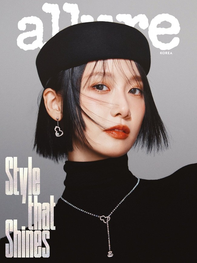 Yoona membuat penampilan mengejutkan dalam pemotretan majalah Allure Korea. Bintang drama Korea Bon Appetit, Your Majesty itu tiba-tiba tampil dengan rambut pendek. Kontras dengan penampilannya yang identik berambut panjang. Foto: dok. Allure Korea