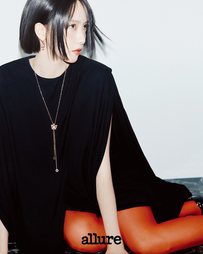 Dalam pemotretan tersebut, Yoona menampilkan gaya chic, dilengkapi kemewahan koleksi perhiasan Qeelin. Foto: dok. Allure Korea