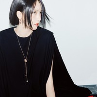 Dalam pemotretan tersebut, Yoona menampilkan gaya chic, dilengkapi kemewahan koleksi perhiasan Qeelin. Foto: dok. Allure Korea