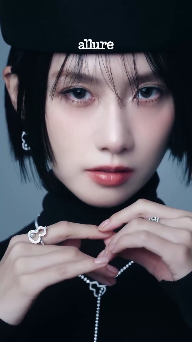 Yoona telah mengukuhkan statusnya sebagai brand ambassador merek perhiasan Tiongkok itu sejak tahun 2023. Bahkan menjadi satu-satunya perwakilan Qeelin dari Korea Selatan. Foto: dok. Allure Korea