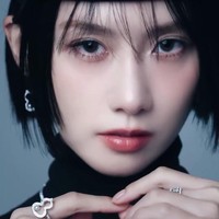 Yoona telah mengukuhkan statusnya sebagai brand ambassador merek perhiasan Tiongkok itu sejak tahun 2023. Bahkan menjadi satu-satunya perwakilan Qeelin dari Korea Selatan. Foto: dok. Allure Korea