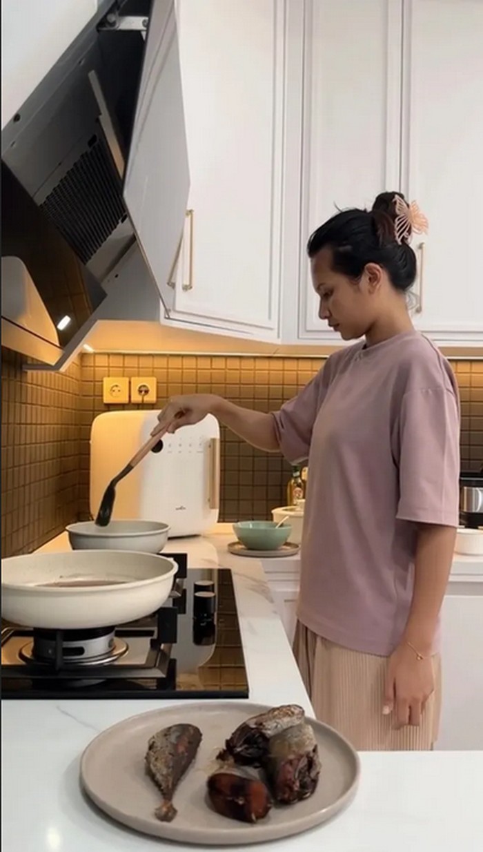 Yuk! Intip Dapur Modern Indah Permatasari yang Bikin Betah Masak