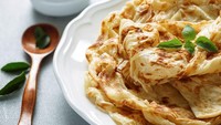 Roti canai tak hanya populer di Indonesia dan Malaysia, tapi juga Thailand. Roti canai disukai dengan permukaan luarnya yang renyah dan teksturnya yang berlapis. Foto: TasteAtlas