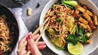 Ratingnya 4,4, pad thai juga masuk daftar hidangan terenak di Thailand. Pad thai adalah tumisan khas Thailand yang terdiri dari mie beras, tofu, udang kering, tauge, dan telur. Kadang ditambah topping daging juga. Foto: TasteAtlas