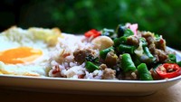 Hidangan ini bernama phat kaphrao. Berupa tumisan tradisional Thailand yang terdiri dari daging cincang atau seafood, basil, dan bumbu lain. Biasanya disajikan bersama nasi putih dan telur mata sapi. Foto: TasteAtlas