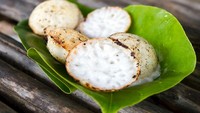 Dari Thailand ada kue manis bernama khanom khrok. Hidangan mirip serabi ini dibuat dari tepung beras dan santan. Kemudian diberi isian mirip custard yang terdiri dari taro, jagung, atau labu. Foto: TasteAtlas